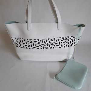 WHITE DIECUT LEAF PATTERN IMITATION LEATHER TOTE BEACH BAG (PRE-OWNED)